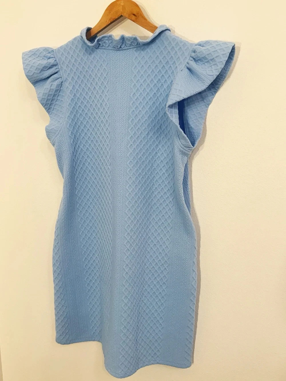 BOUTIQUE Chambray Blue Textured Dress, Ruffled Vneck, Like New! Size M